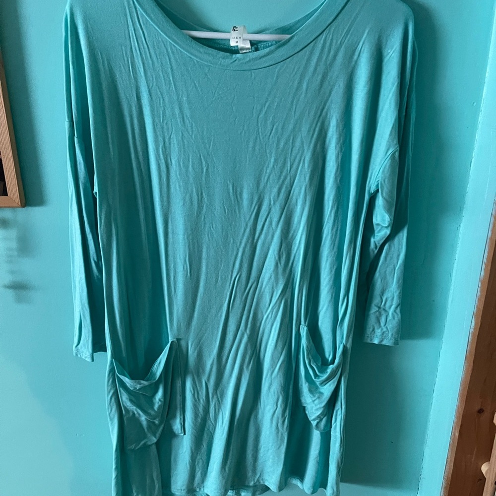 Shirt goes to elbows